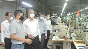 Vice Chairman of the HCMC People's Committee Ngo Minh Chau leads a delegation to inspect the epidemic prevention and control works at Phong Phu Home Textile Joint Stock Company in Thu Duc City. (Photo: SGGP)