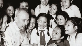 President Ho Chi Minh surrounded by children (Source: VNA)