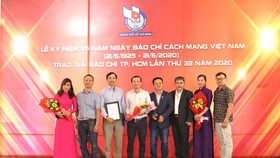 Journalists of the SGGP Newspaper receive prizes at the  HCMC Press Awards 2020. (Photo: SGGP)