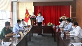 Standing Deputy Secretary of HCMC's Party Committee, Phan Van Mai visits the front-line workers and health care staff in a quarantine facility and the Field Hospital No.1. (Photo: SGGP)