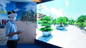 A tourist takes a virtual travel experience to visit the Linh Ung Pagoda in Da Nang City.