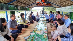 Leaders and officials of HCMC and Dong Thap Province visit Tram Chim Nature Reserve. (Photo: SGGP)