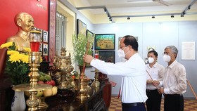 Vice Chairman of the municipal Party Committee Nguyen Ho Hai offers incenses at the Dinh Quan (the Districts’ Old Palace) national relic site in Hoc Mon District. (Photo: SGGP)