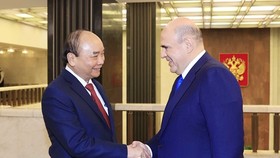 President Nguyen Xuan Phuc (L) and Russian Prime Minister Mikhail Mishustin during their meeting in Moscow on December 1 as part of the former's official visit to Russia. (Photo: VNA)