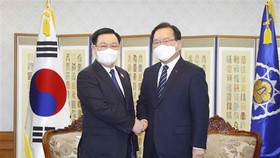NA Chairman Vuong Dinh Hue (left) meets with RoK Prime Minister Kim Boo-kyum in Seoul on December 14. (Photo: VNA)