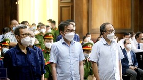 Tat Thanh Cang (R) and Te Tri Dung (C) at the court (Photo: SGGP)
