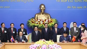 Prime Minister Pham Minh Chinh and Lao PM Phankham Viphavanh witnessed the signing of the agreement on cooperation plan in 2022 between Vietnam and Laos on the sidelines of the 44th session of the Vietnam - Laos Inter-governmental Committee in Hanoi on Mo