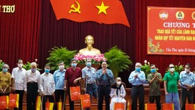 PM Pham Minh Chinh presents Tet gifts to war veterans in Can Tho city on January 23.