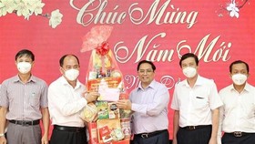 Prime Minister Pham Minh Chinh (third from right) presents Tet gifts to HCMC's Health Department staff (Photo: VNA)