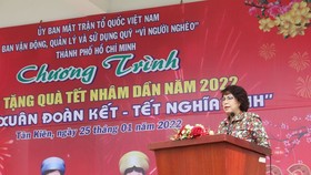Chairwoman of the Vietnam Fatherland Front of HCMC To Thi Bich Chau speaks at the event.