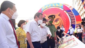 HCMC's leaders visit the book festival.