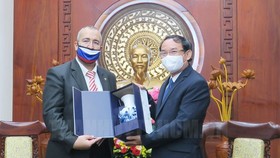 Secretary of the HCMC Party Committee Nguyen Van Nen (R) receives newly-accredited Russian Consul General in HCMC Sadykov Timur Sirozhevich.