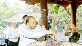 President Nguyen Xuan Phuc commemorates legendary ancestors. (Photo: VNA)