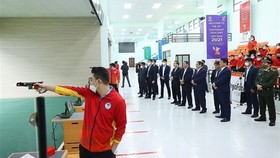 Prime Minister Pham Minh Chinh and officials examine training at the national sports training centre in Hanoi on April 18. (Photo: VNA)