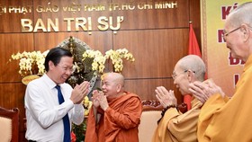 Chairman of the HCMC People’s Committee Phan Van Mai (L) expresses greetings to the Executive Board of the HCMC’s Vietnam Buddhist Sangha at the Vietnam Quoc Tu Pagoda in District 10.