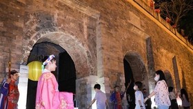 Tourists visit the Thang Long Imperial Citadel (Photo: VNA)