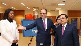 PM Pham Minh Chinh (right) visits Intel on May 17. (Photo: VNA)