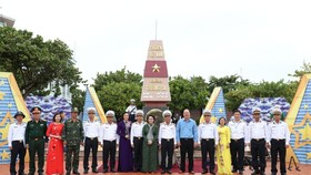 The delegation visits Vietnam's sovereignty stele on Truong Sa archipelago.