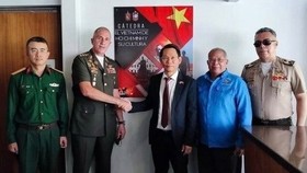 Vietnamese Ambassador to Venezuela Le Viet Duyen (third, right) and UNEFA Rector Pascualino Angiolillo at the launching ceremony (Photo: VNA)