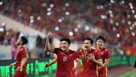 Nham Manh Dung (17) scores the only goal of the match, securing Vietnam's win against Thailand. (Photo: VNA)