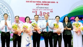 Vice Secretary of the Party Committee of HCMC Nguyen Ho Hai (4th, R) congratulates collectives and individuals for outstanding contributions to the fight against Covid-19.