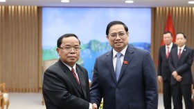 Prime Minister Pham Minh Chinh (R) receives President of the Lao State Inspection Authority Khamphan Phommaphat. (Photo: VNA)
