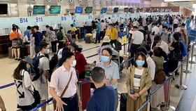 Passengers enter through Noi Bai International Airport. (Photo: SGGP)