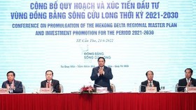 Prime Minister Pham Minh Chinh (C) chairs the conference to announce the Master Plan and  investment promotion program for the Mekong Delta (Photo: VNA) 