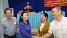 Chairwoman of the HCMC People’s Council Nguyen Thi Le (2nd, L) meets voters in Hoc Mon District. (Photo: SGGP)