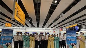 Crewmembers of Vietnam Airlines Flight VN56 before departing from London to Hanoi (Photo: VNA)