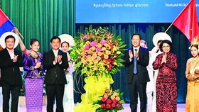 Chairman of the municipal People’s Committee, Phan Van Mai (2nd, R) attends the 55th anniversary of bilateral diplomatic ties between Vietnam and Cambodia. (Photo: SGGP)