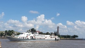 A high-speed boat operated by the Superdong Fast Ferry Kien Giang Joint Stock Company  carries passengers from Kien Giang to Phu Quoc.