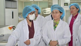 Chairwoman of the HCMC People’s Committee Nguyen Thi Le (R) visits the breast milk bank. (Photo: SGGP