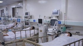  People are admitted to Gia Dinh People's Hospital in HCMC due to industrial alcohol poisoning.