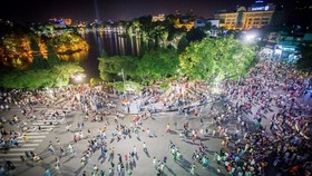 Pedestrian street around Hoan Kiem lake chosen to host several activities of Vietnam Festival of Creativity & Design 2022 (Photo: VNA)