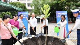 HCMC’S leaders plant Barrington Asiatica trees given by officials and soldiers of Truong Sa Island in the Tran Van On Secondary School in District 1.