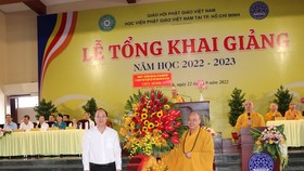 Vice Secretary of the HCMC Party Committee Nguyen Ho Hai (L) offers flowers to the Vietnam Buddhist Academy in HCMC on the opening ceremony of the new school year 2022-2023.