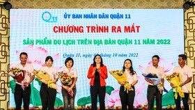 Vice Chairwoman of the People’s Committee of HCMC Phan Thi Thang congratulates District 11 for launching new tourism services.