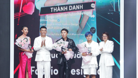 Nguyen Thanh Danh (C) receives the "Fashion Design Icon" title.