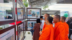 The exhibition displays more than 600 photos and documents affirming unity and solidarity among ethnic groups and religions in the country. ​