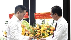 Head of the Internal Affairs Committee of HCMC Party Committee Le Thanh Liem (R) visits late Professor-Doctor Nguyen Thien Thanh's family.