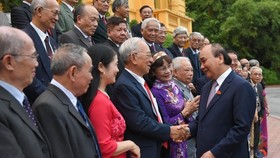 President Nguyen Xuan Phuc meets members of the Veteran Teacher Association of Vietnam (VTAV) in Hanoi on November 15. (Photo: VNA)