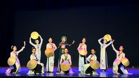 A dance performance by the Bong Sen Traditional Music and Dance Theater 