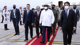 President Yoweri Kaguta Museveni and a high-ranking delegation of the Republic of Uganda arrived in Hanoi on November 23 afternoon. (Photo: VNA)