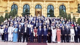 President Nguyen Xuan Phuc and delegates to the 22nd Assembly of the World Peace Council take a photo at the Presidential Palace (Photo: SGGP)