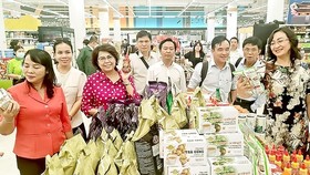 The HCMC's delegation learns about Vietnamese goods displaying at BigC Rama IV in Thailand.
