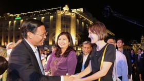  Chairman of the People’s Committee of the city Phan Van Mai (L) meets delegates in the opening ceremony of the festival.