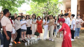 Visitors learn about the art of pottery making of Cham ethnic people in Bau Truc village.