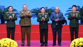 Divisional General Víctor Rojo Ramos, head of the Political Directorate of the Cuban Revolutionary Armed Forces (FAR) (2nd, L), and Cuban Ambassador to Vietnam Orlando Nicolas Hernandez Guillen (2nd, R) present Orders of Playa Girón to General Phan Van Gi