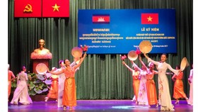 Văn nghệ chào mừng kỷ niệm 50 năm Ngày thiết lập quan hệ ngoại giao Việt Nam-Campuchia